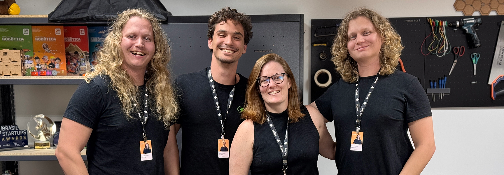 Estudantes aprendendo robótica educacional